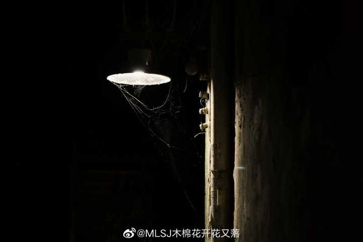 老街的孤灯