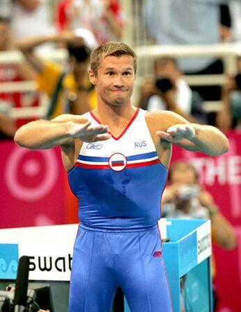俄罗斯体操名将涅莫夫(图为涅莫夫在雅典奥运会赛场安抚在场观众)