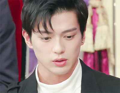 五官真的无可挑剔,最喜欢他的眉眼,眉骨高,眼睛大双眼皮很深,眼神清澈