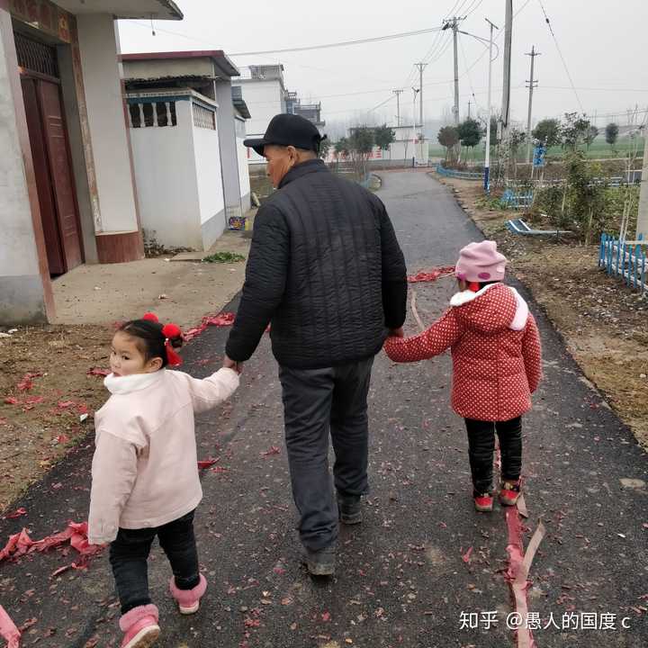 过年的时候拍到的 祖孙三代 左边是重孙女 右边是孙女