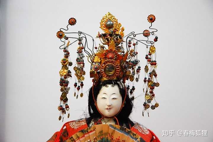 剧照里那种就是日本的天冠……在我国影视剧几代抄袭后的产物.