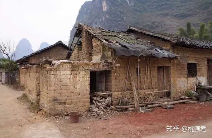 作为本土民居,它的最大特色是用泥砖砌筑而成.泥砖又叫土砖,水砖.