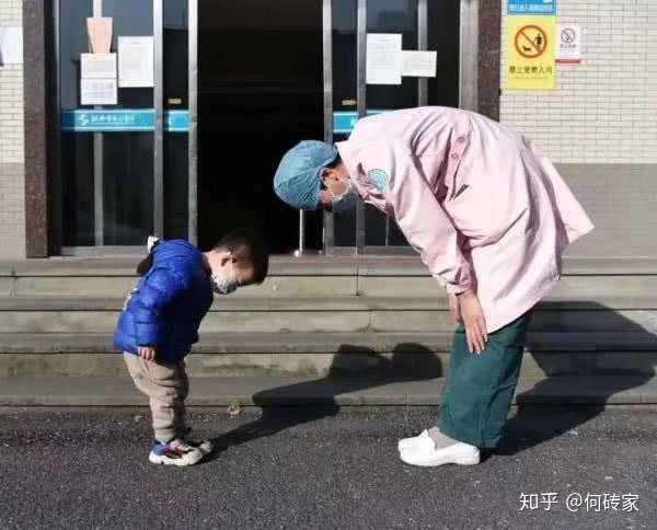 疫情中康复出院的儿童患者和医生相互鞠躬这一幕,对比百年前这张老