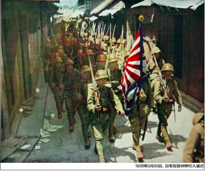 日军常在行军时也把刺刀装在枪上,在二战的各参战国士兵中显得十分