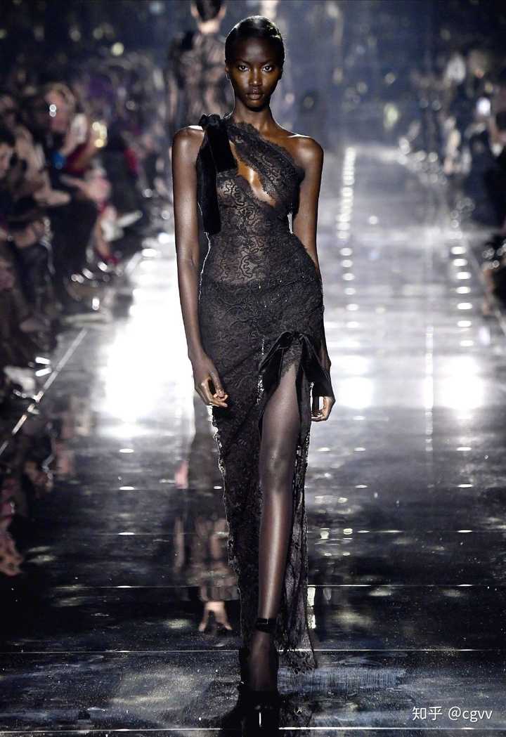 这位黑人超模名叫anok yai,今年22岁,身高178cm,是美籍苏丹裔.