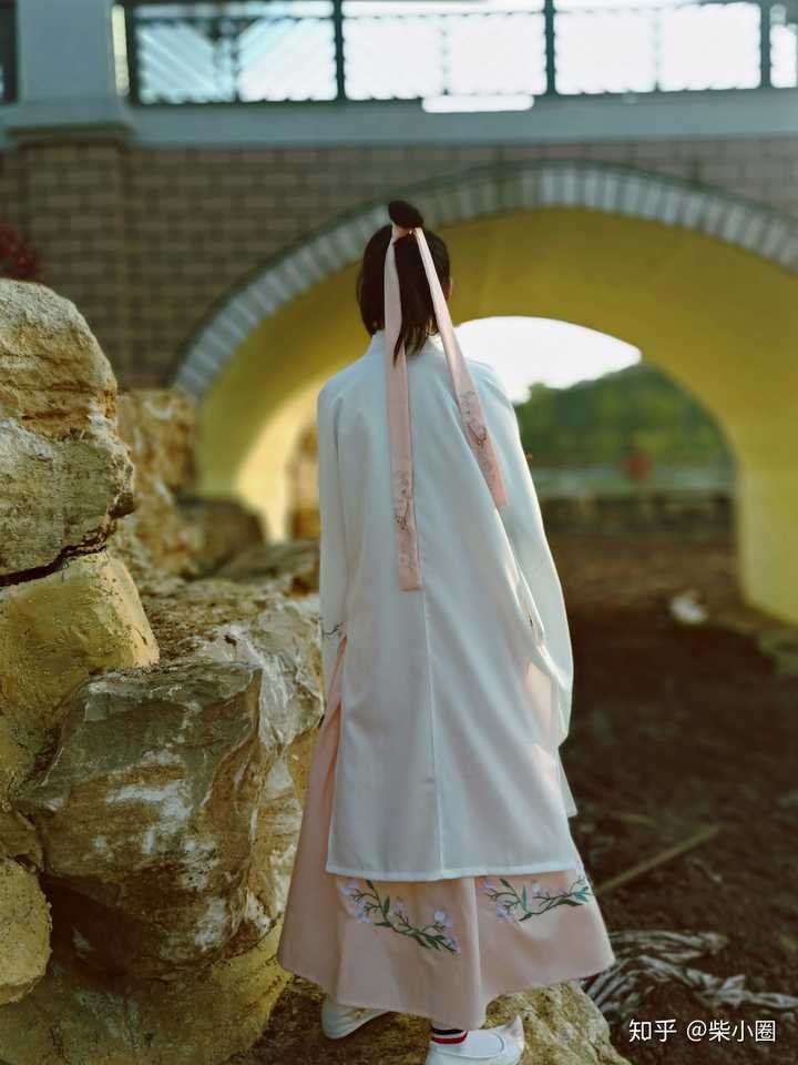 如何看待穿汉服上街玩却被一些人指指点点?