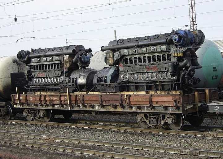 苏联干线铁路内燃机车te10用的10d10012缸水平对置柴油机,3000马力