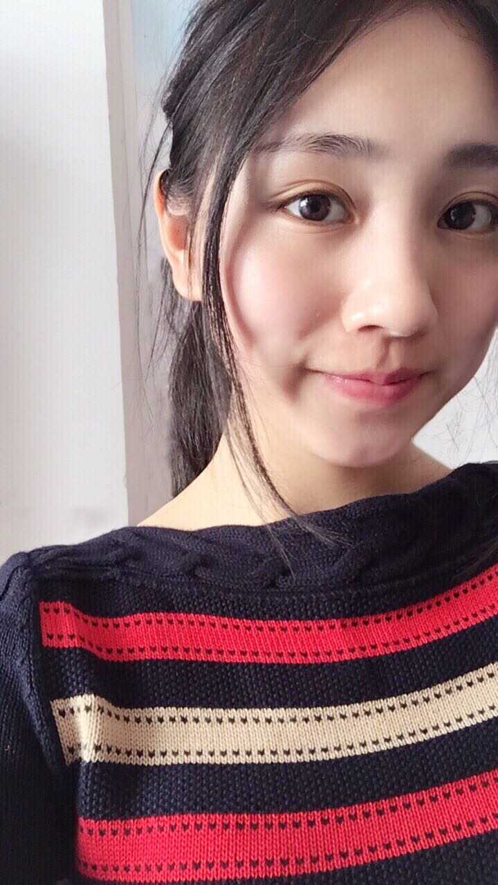 其实多层眼皮的人,往往也会伴有笑纹,以及细纹……就像眼睛大的人容易