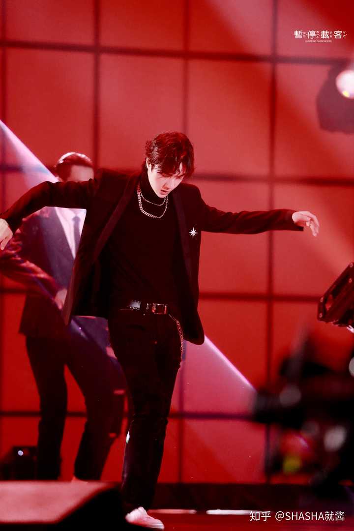 西装造型   电竞&休闲 王一博 走路～https://www.zhihu.