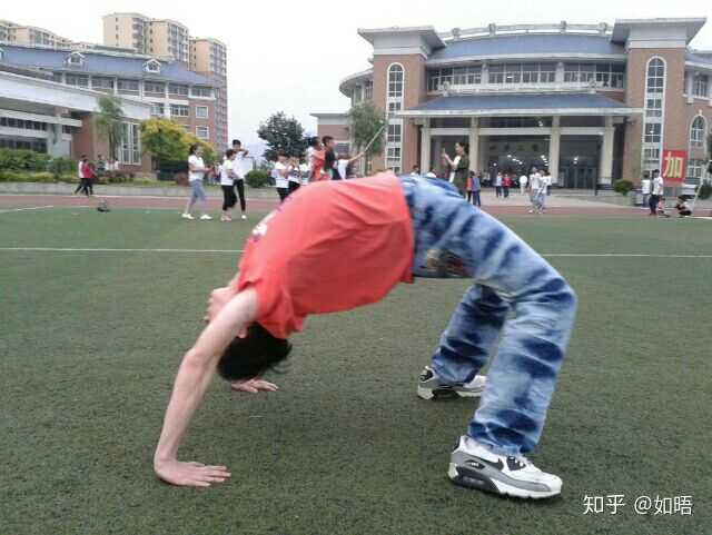 高中的时候经常一个人走被喜欢的男生看到了会被看不起吗?