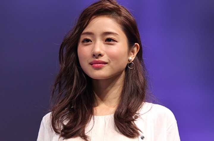 女生怎么根据脸型和与五官制定发型?