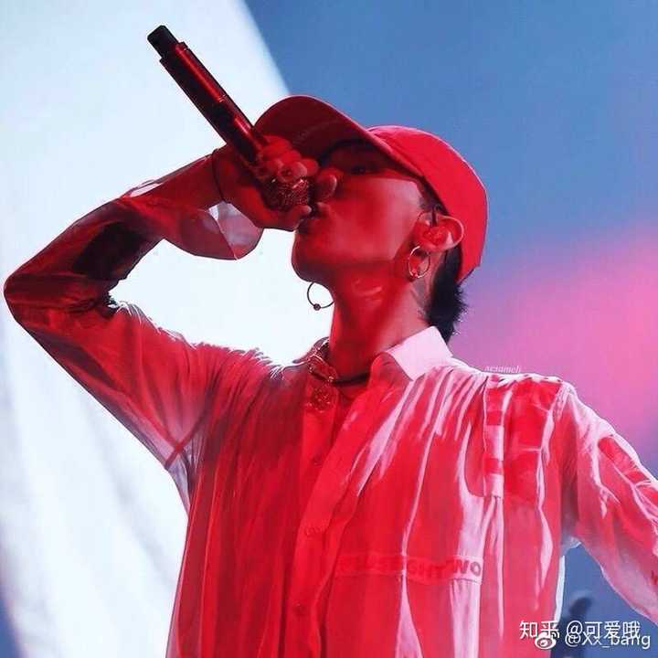 有没有什么红色系列的男生头像.