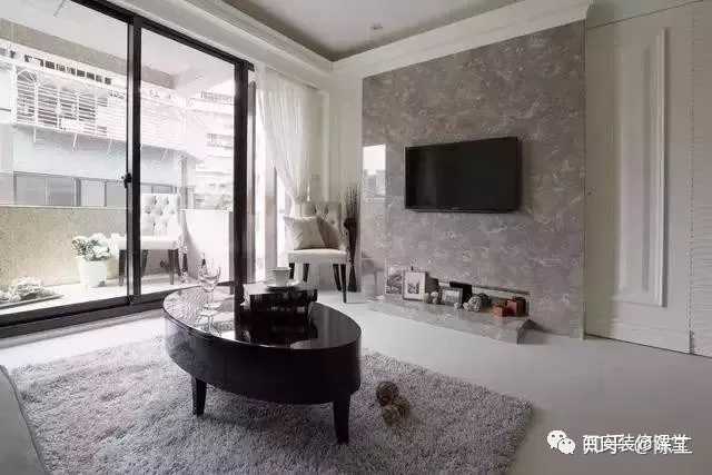 同样局部灰色石材,电视柜地台石材统一制作,现代装修石材质感十足