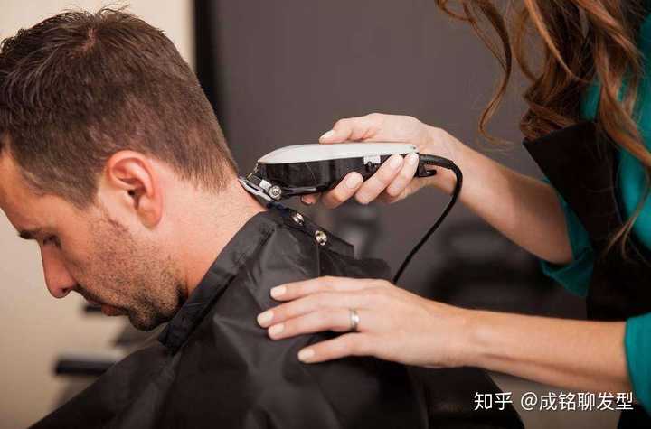 到理发店直接跟理发师说自己想要的发型,理发师会理解