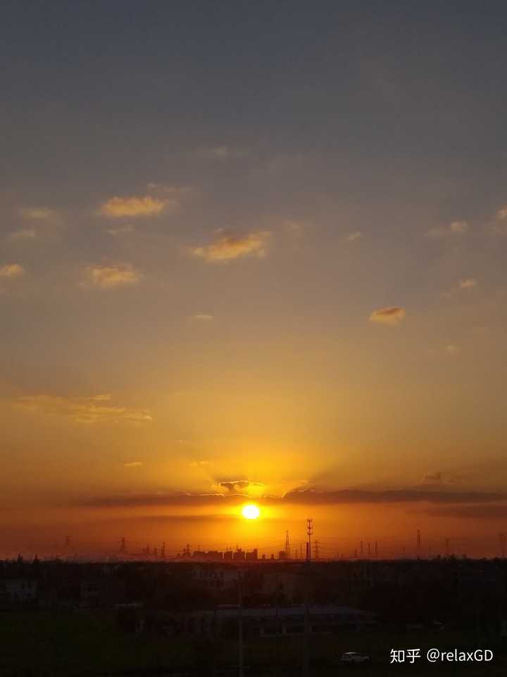 公司办公室窗外日落时分的天空