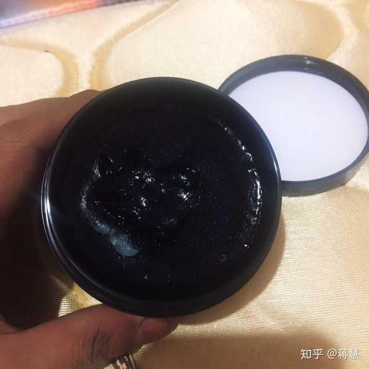 油基发蜡:定型效果好,但是水洗不干净,必须用去油洗发液.