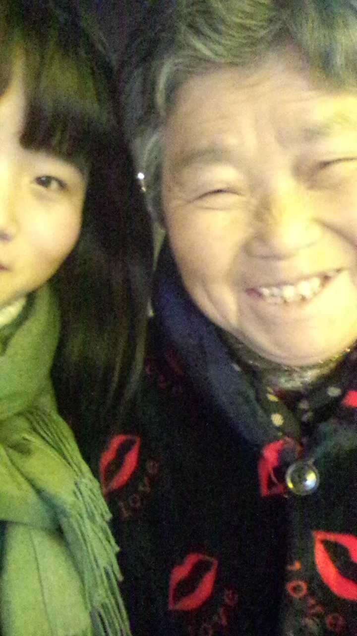 奶奶的笑 即使这张照片是原相机拍的 即使我很丑 但是我的奶奶超级美