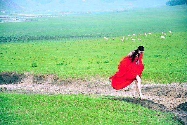 绿色草原和红色长裙