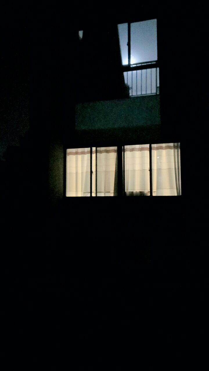 夜晚跑步时看到的窗