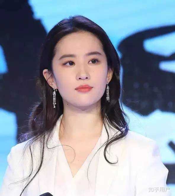 但是双耳没有明显的垂珠,表示年幼健康一般,性格内向,不善交友.