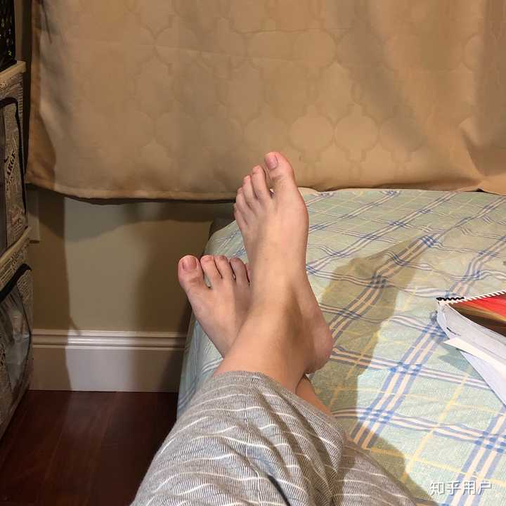 不知道是我自恋还是怎么回事儿 从小就觉得自己脚丫子很好看哈哈哈
