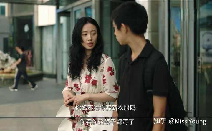 嫌恶的表情纹,让五官有种局促感,给人极端自私和缺乏同理心的印象.