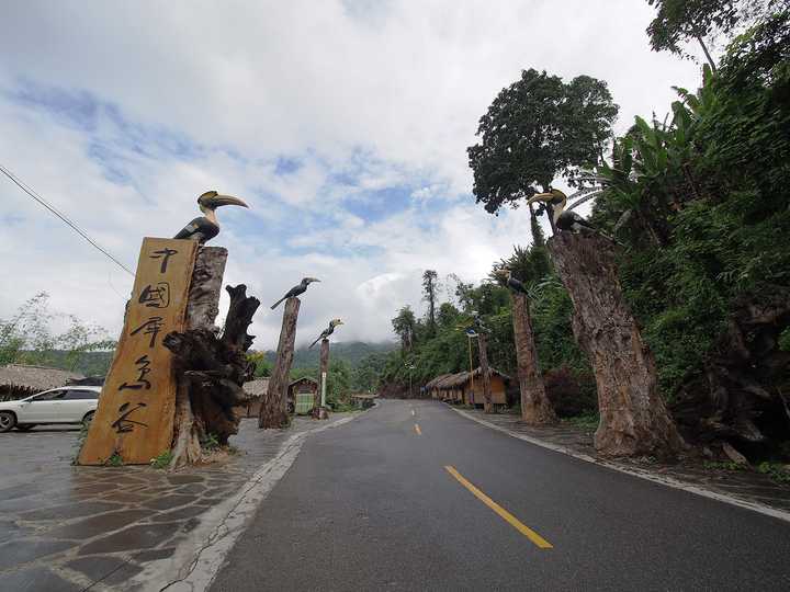 在那邦口岸吃完饭,已经太阳落山了.