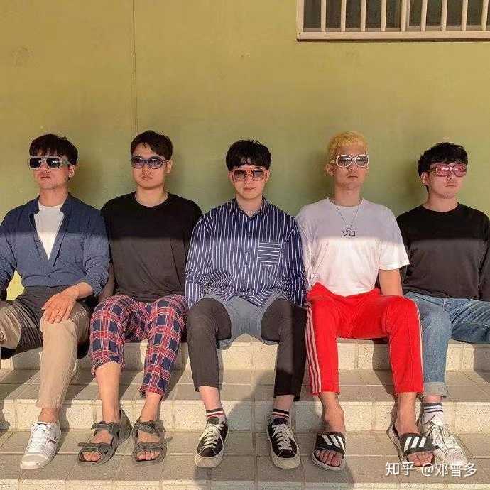 五人咋摆姿势拍合照?