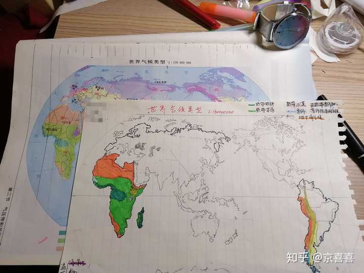 不过这种纸也有好处,就是上面有格子,你可以 根据这些线在地图册上画