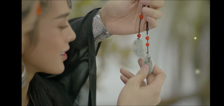 怎么评价最近很火的越南mv《自心》和《泪色》?