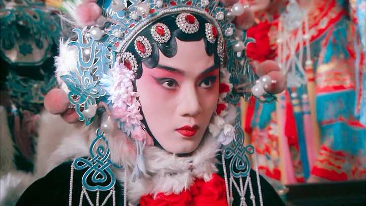 如何评价余少群的旦角扮相?