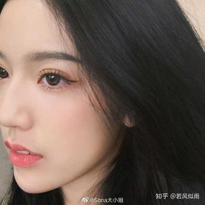 这个人是深圳的一个女网红,微博名字叫做sona大小姐 题主发的照片也