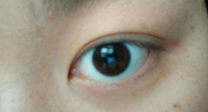 如何使眼白部分重新变得微微发蓝?