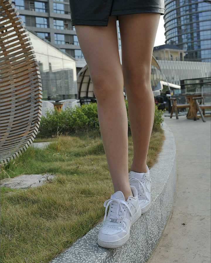 肉色丝袜短裙配白色运动鞋特别清纯?