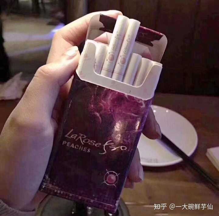 520水蜜桃  烟嘴心形设计 打开之后烟纸也是淡淡的粉色 比万宝路便宜
