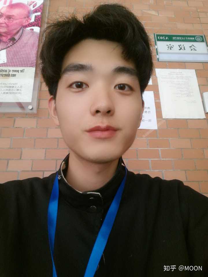 放眼望去都是女生写的回答,不过作为一个单眼皮十九年的男生也想凑