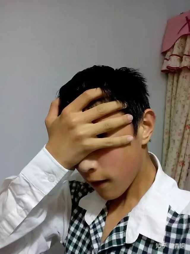 一手按着自己头,另一些手举着相机不断调整角度照相吗?