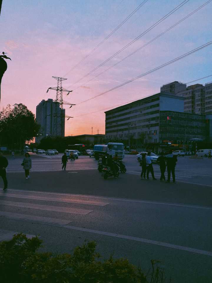 这个好像是和室友出去吃饭时 在十字路口随便拍的
