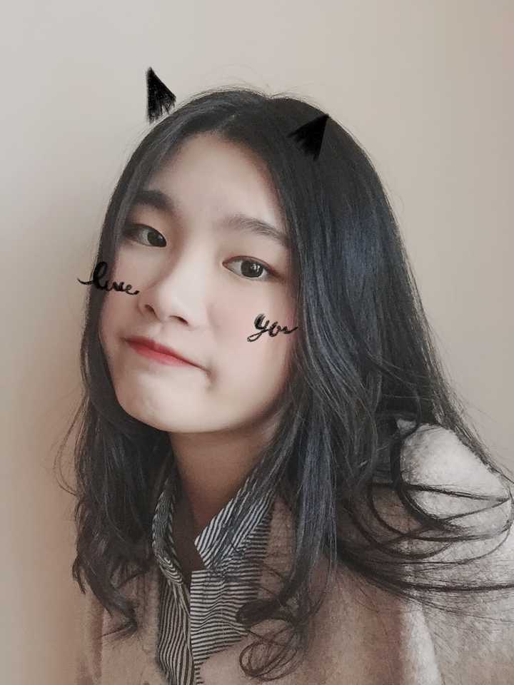 有没有那种单眼皮小眼睛塌鼻梁厚嘴唇但还挺好看的女生?