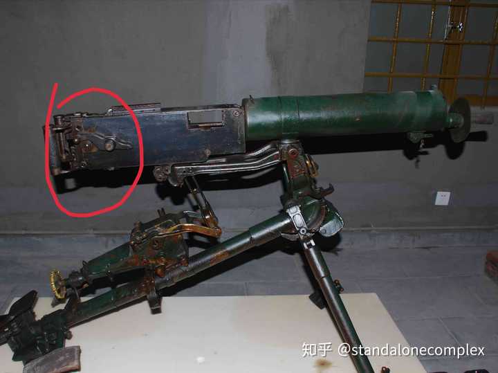 泻药,从外观上来看: 伯朗宁m1917重机枪的拉机柄是直列式的,马克沁重