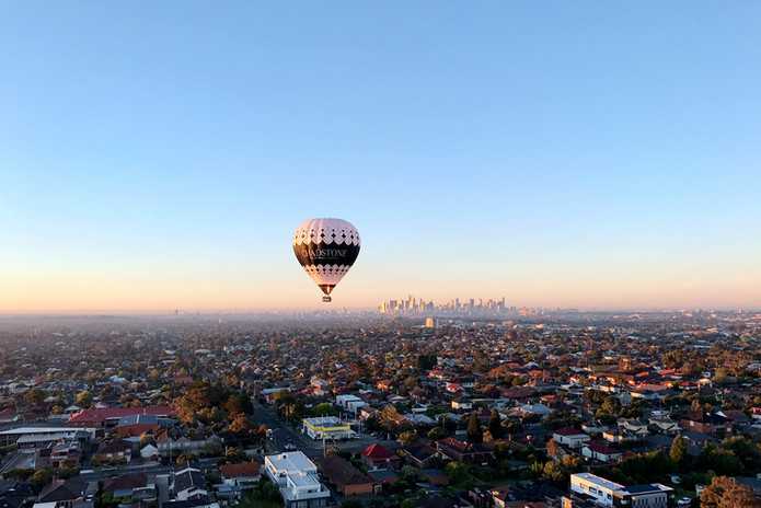 墨尔本是澳大利亚唯一一个允许热气球在市城市上空飞行的城市.