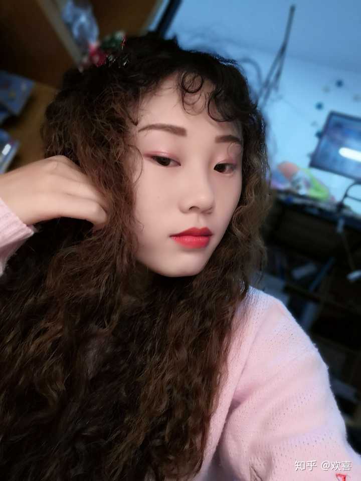 我现在头发及肩,被希琳娜依高的泡面头电中了,非常想烫一个类似的摇滚