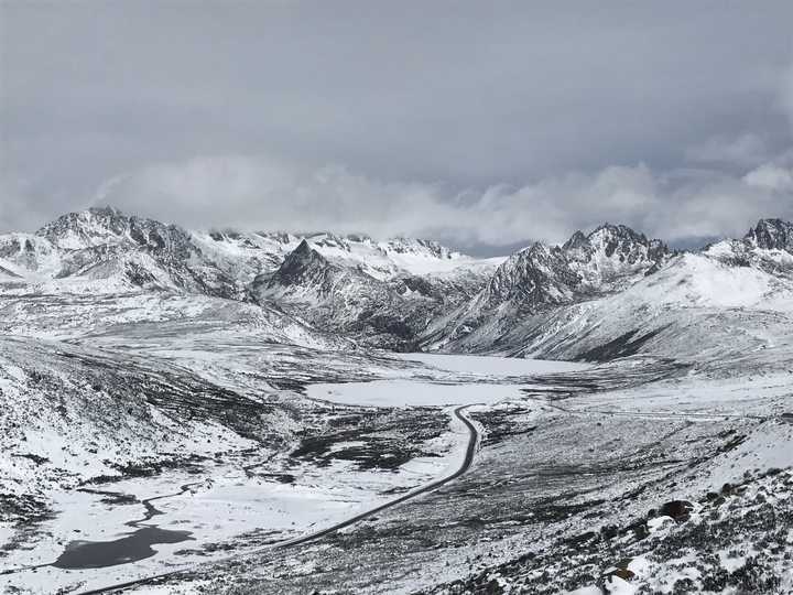 从拉萨反走318 途径巴塘海子山,遇到大雪,宛若仙境