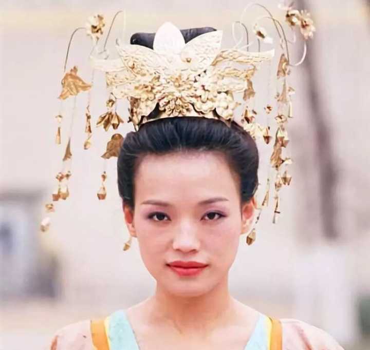 舒淇的古装扮相饰演芳菲妩媚的红拂女有些吃亏.