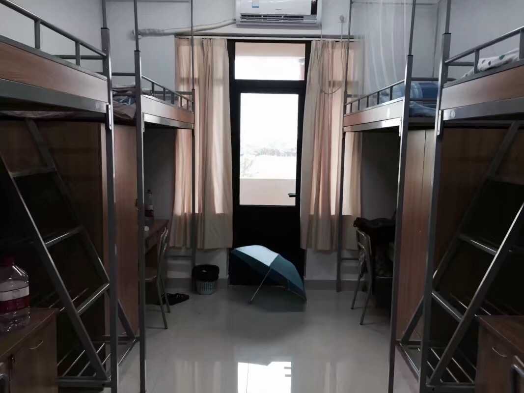 首先来一张普通的寝室图(上海建桥学院)男生四人间,床铺均为上铺