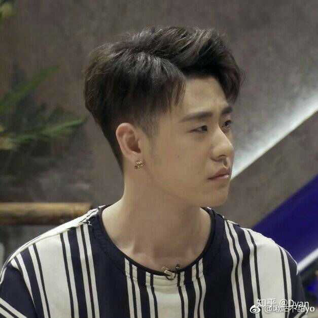 这样认真听人讲话的男孩子真的很乖.