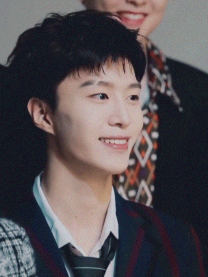 范丞丞.虽然不太get到颜,但这个笑,太好看了.断眉也恰到好处.