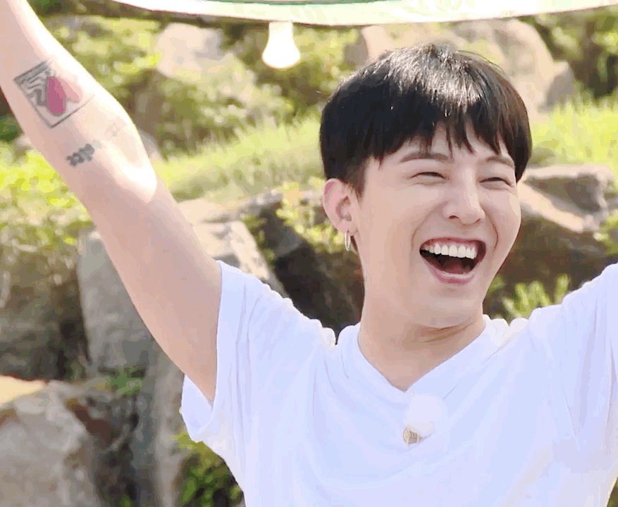 他的一颦一笑以及对待粉丝的态度,给粉丝的福利,还有舞台上下的反差萌