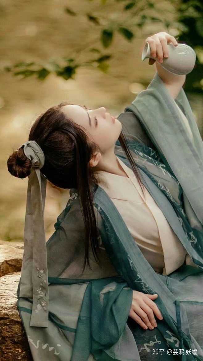 有没有看起来英气十足的古风女生图片?