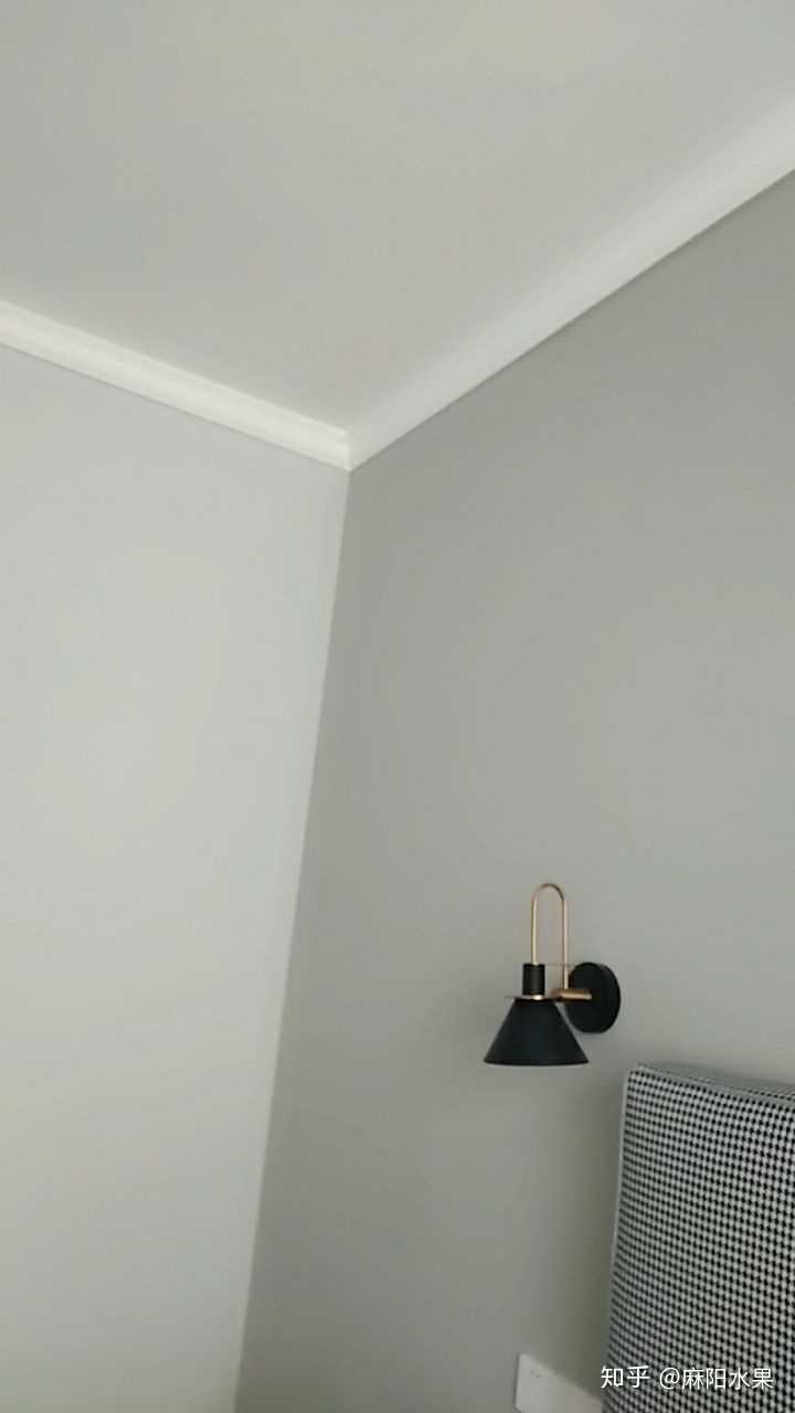 客厅墙面刷浅灰色,主卧前面刷什么颜色好看呢?